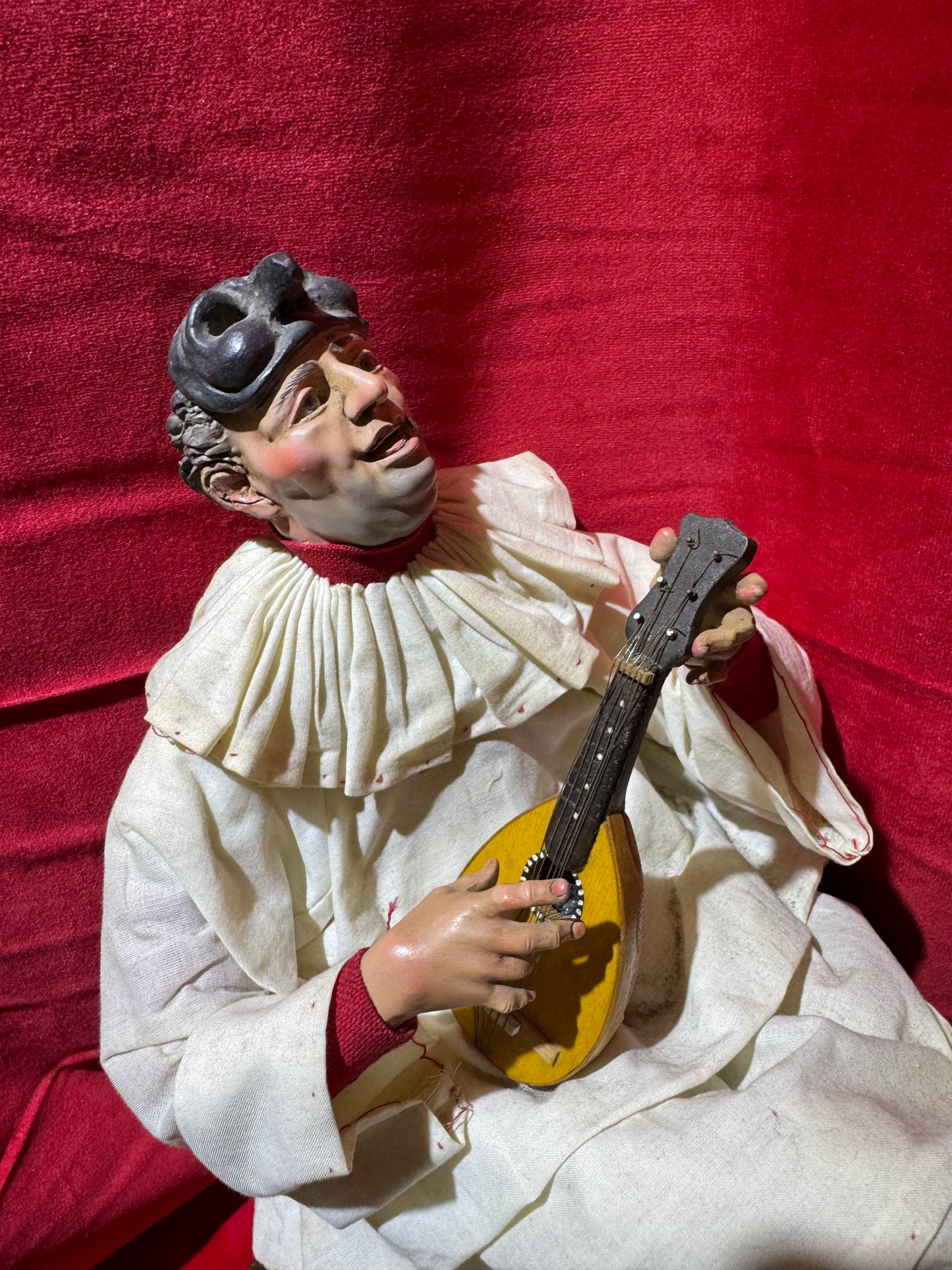 Pulcinella 38 cm h che suona mandolino tecnica 700