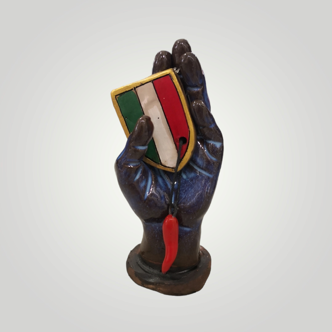 Mano scudetto in terracotta